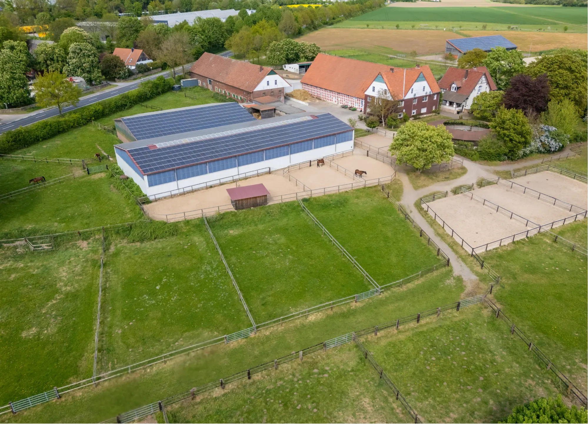 Paddocks und Weiden neben den Stallgeb&auml;uden