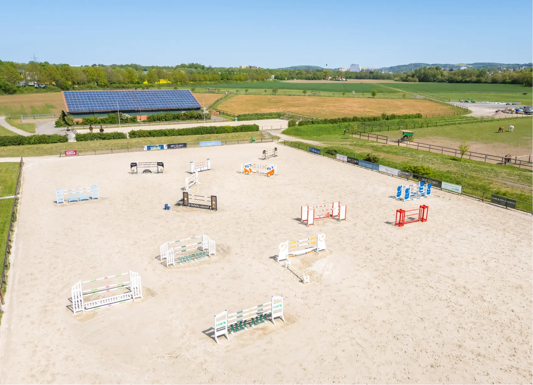 Springunterricht auf dem Sandplatz